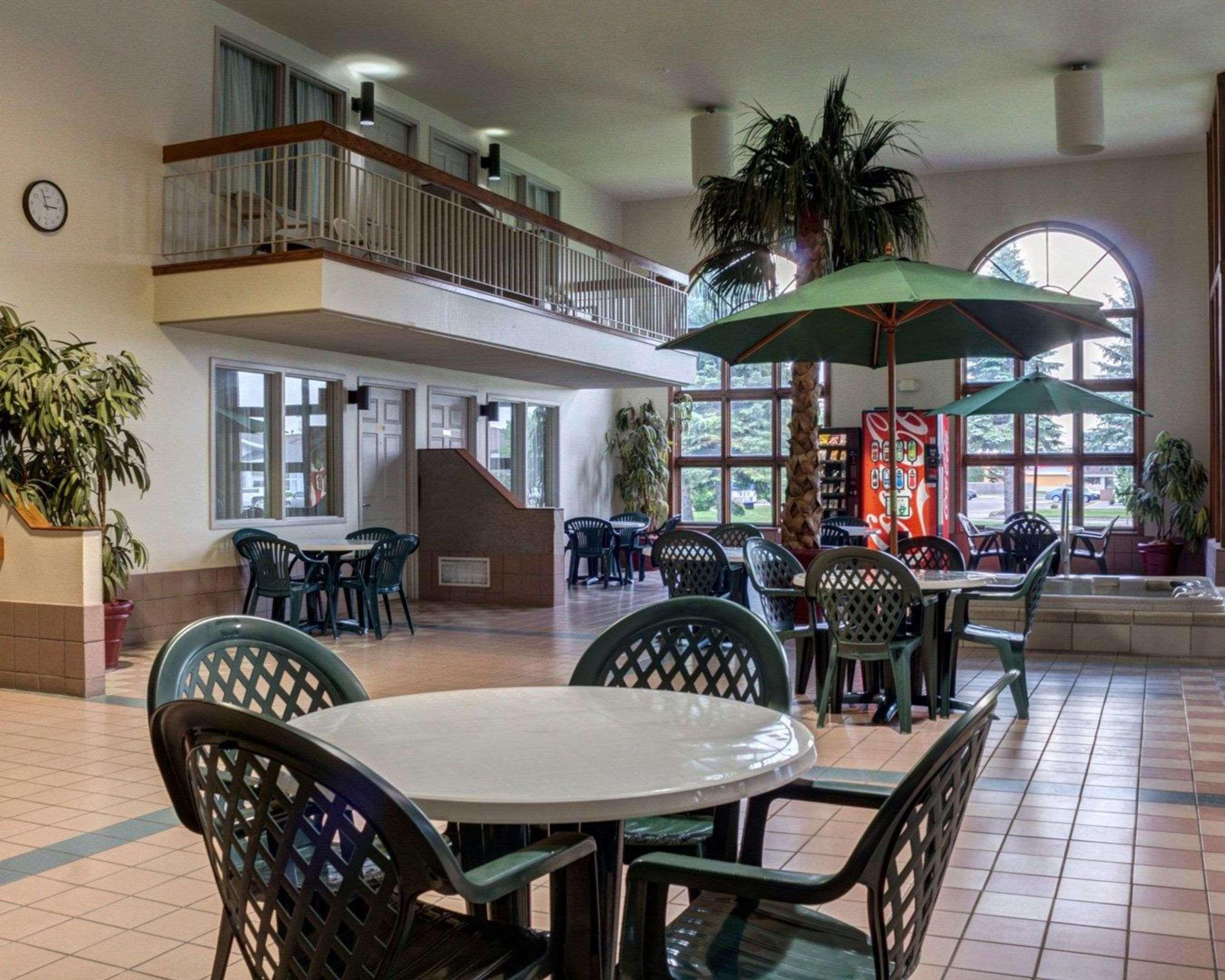 Rodeway Inn Columbia Mall Loop Grand Forks Exterior photo